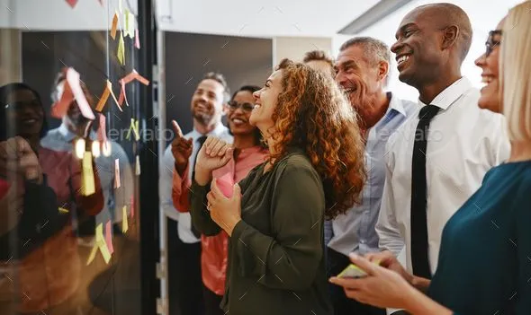 Conseiller au téléphone avec un client, gestuelle ouverte.
